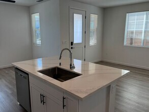 8636 Starburst Way in Sacramento, CA - Building Photo - Building Photo