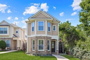 1215 N Bishop Ave in Dallas, TX - Building Photo