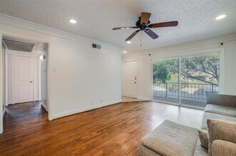 5325 Fleetwood Oaks Ave in Dallas, TX - Building Photo - Building Photo