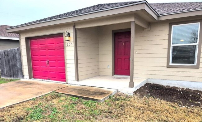 306 Wyeth St in Taylor, TX - Building Photo - Building Photo