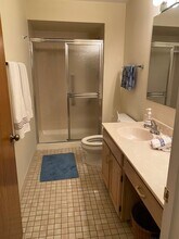 129 Acacia Cir, Unit 102 in Indian Head Park, IL - Building Photo - Building Photo
