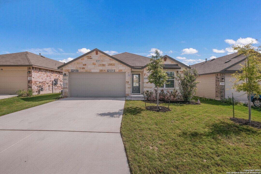13129 Needle Grass in San Antonio, TX - Building Photo