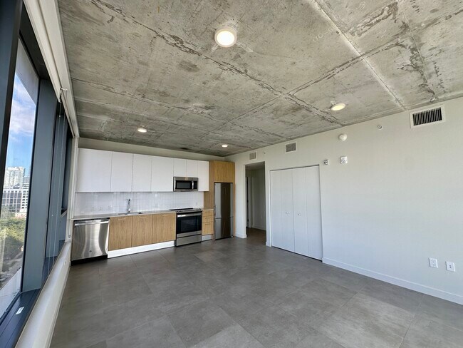 321 NW 31st St, Unit B2 in Miami, FL - Building Photo - Building Photo