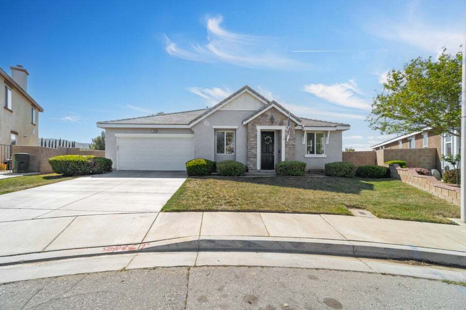 3649 Mountain Shadows Ct in Palmdale, CA - Building Photo