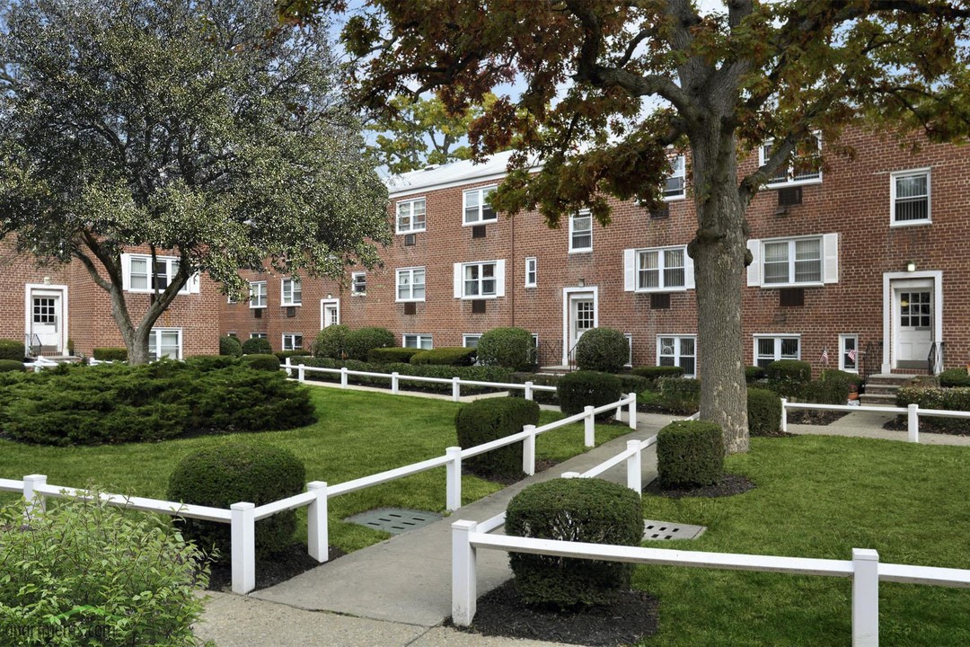 Maple Crest Apartments at East Rockaway Photo