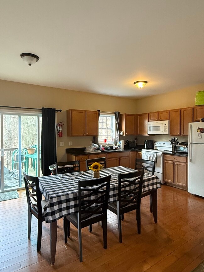 15 Big Meadow Ln in Poughkeepsie, NY - Foto de edificio - Building Photo