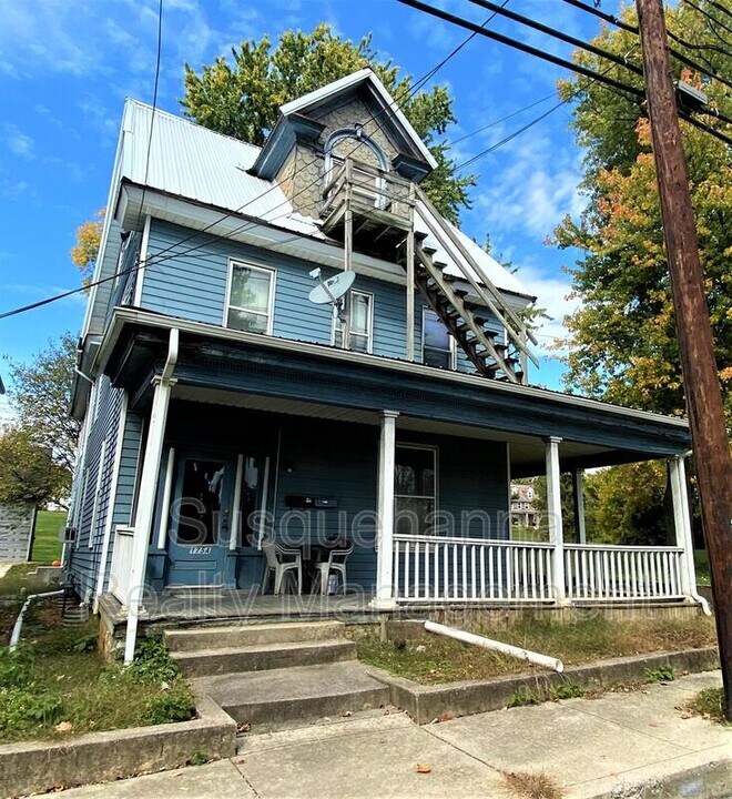 175 E Derry Rd in Hershey, PA - Foto de edificio