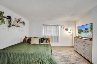 Azure Villas in Pembroke Park, FL - Building Photo - Building Photo