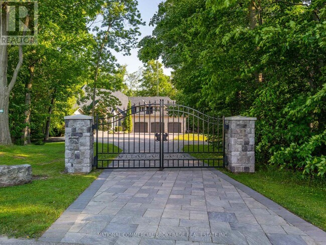 10088 Old Pine Crest Rd in Halton Hills, ON - Building Photo - Building Photo