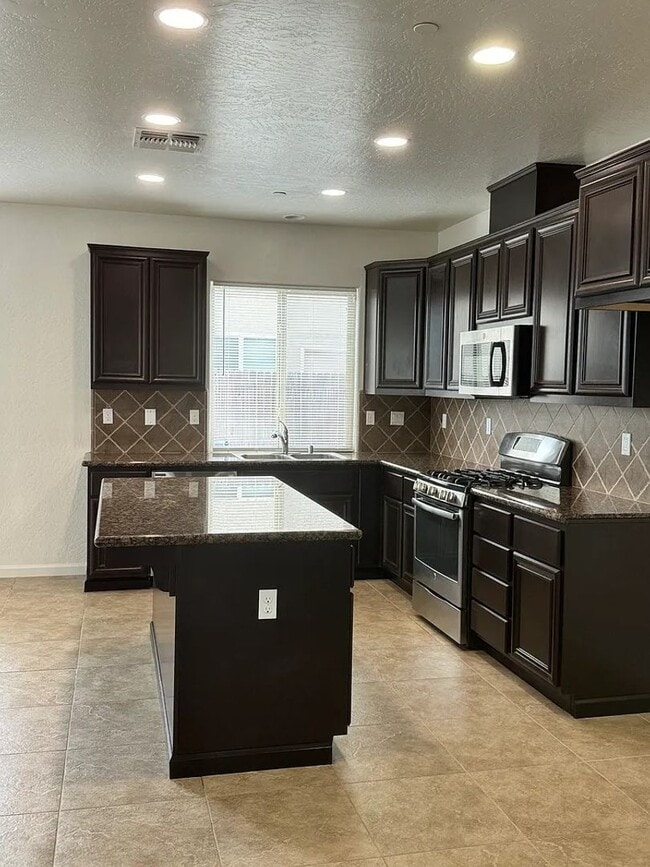 2302 S Grand St in Visalia, CA - Building Photo - Building Photo