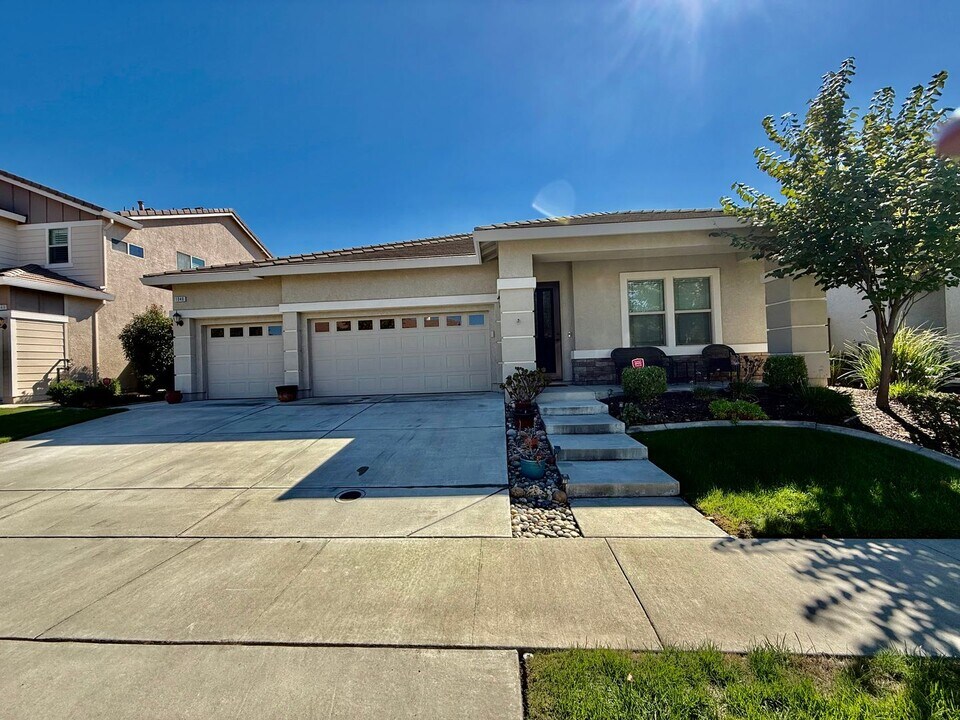 1040 Broken Spoke Ln in Roseville, CA - Building Photo