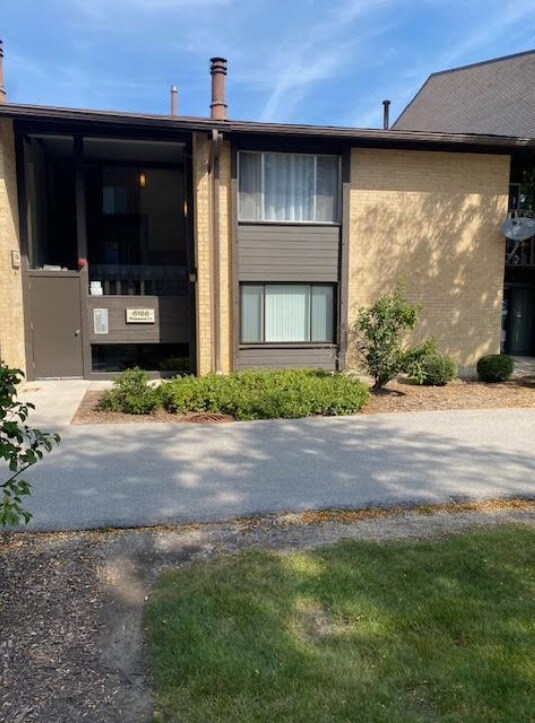 6186 Pinewood Ct in Willowbrook, IL - Building Photo - Building Photo