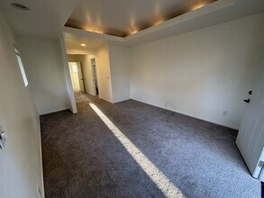 3215 SW Doschdale Dr in Portland, OR - Building Photo - Building Photo