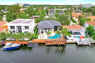3343 NE 166th St in North Miami Beach, FL - Foto de edificio - Building Photo