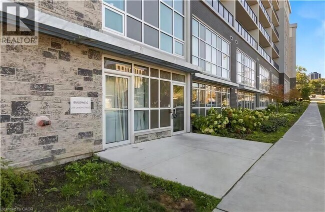 275 Larch St in Waterloo, ON - Building Photo - Building Photo