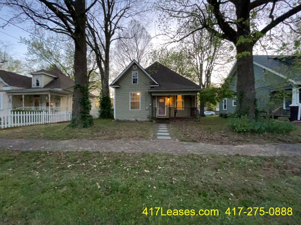 907 S Broadway Ave in Springfield, MO - Building Photo