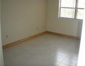 7230 NW 179th St, Unit #202 in Hialeah, FL - Building Photo - Building Photo