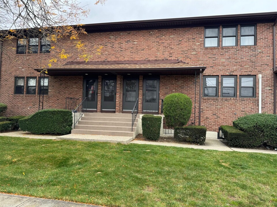 2262 Merrick Ave in Merrick, NY - Building Photo
