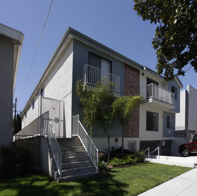 121 N Lamer St in Burbank, CA - Foto de edificio - Building Photo