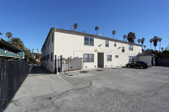 1035 Menlo Ave in Los Angeles, CA - Foto de edificio - Building Photo