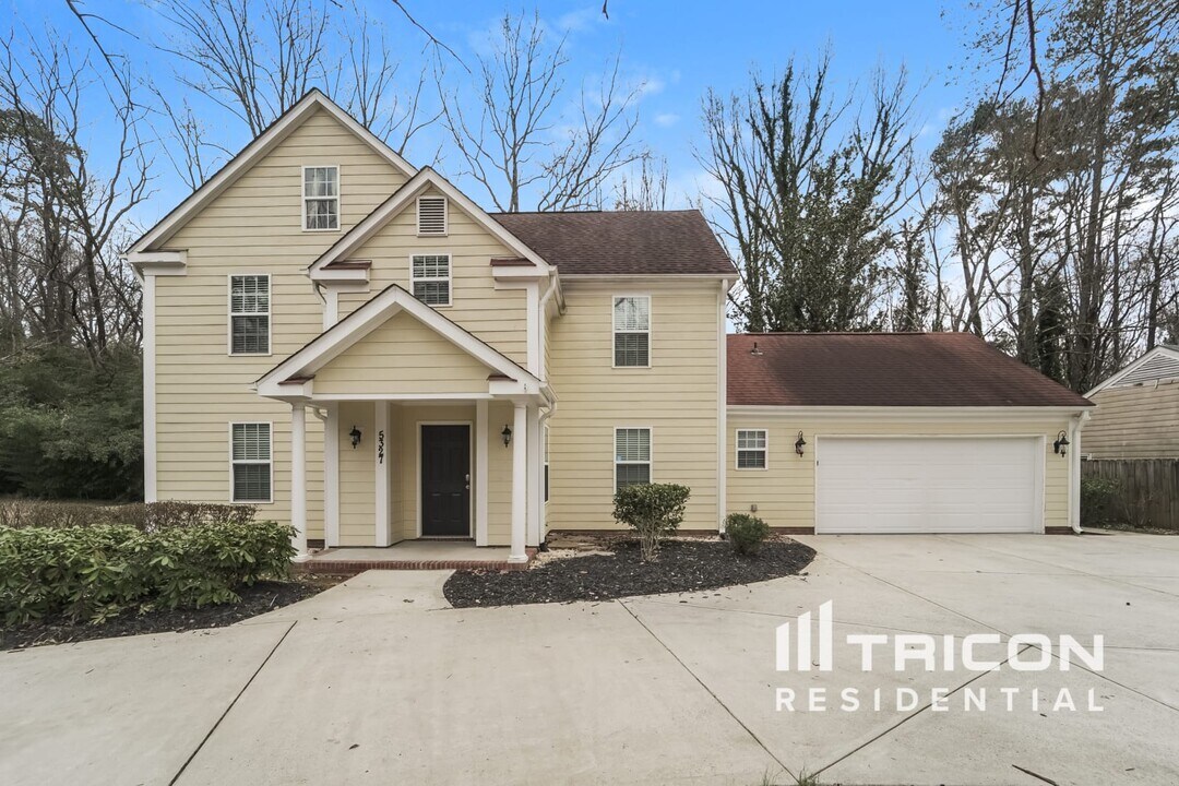 5327 Donnefield Dr in Charlotte, NC - Building Photo