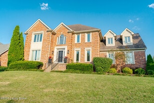 838 Lake Forest Pkwy in Louisville, KY - Building Photo