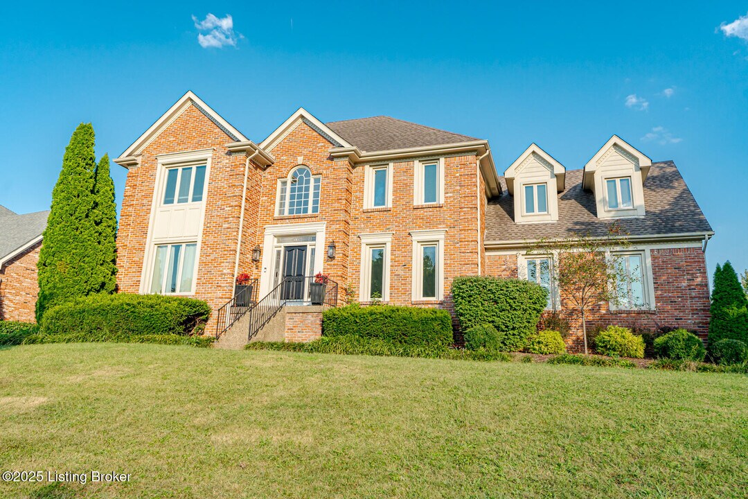 838 Lake Forest Pkwy in Louisville, KY - Building Photo