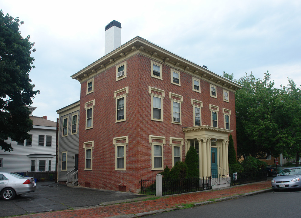 10 Washington St in Newburyport, MA - Building Photo