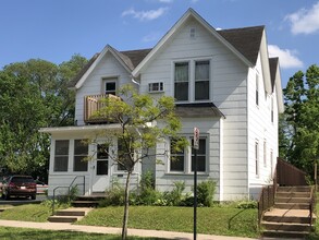 807 E Grand Ave, Unit 3 in Eau Claire, WI - Foto de edificio - Building Photo