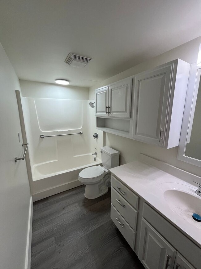 7290 W Dean Rd in Milwaukee, WI - Foto de edificio - Building Photo