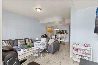 7856 Dixie Beach Cir in Tamarac, FL - Building Photo - Building Photo