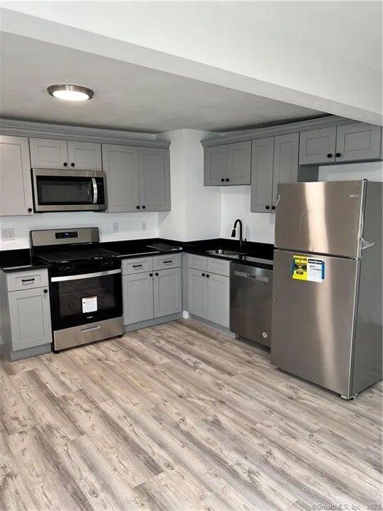 75 East Ave, Unit 1 in West Haven, CT - Building Photo