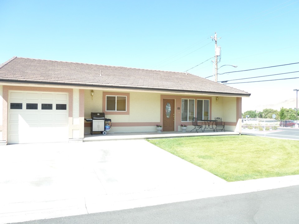 490 E 4th St in Winnemucca, NV - Building Photo