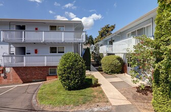 Dutch Village Apartments in Portland, OR - Building Photo - Building Photo