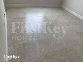 921 NW 15th Pl in Cape Coral, FL - Foto de edificio - Building Photo