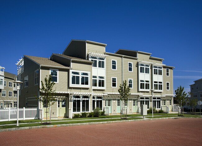 152 Beach 67th St, Unit Unit B in Arverne, NY - Building Photo - Building Photo