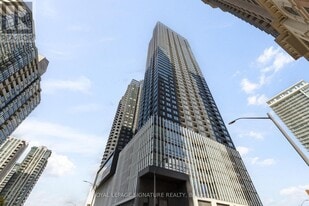 395 Square One Dr in Mississauga, ON - Building Photo