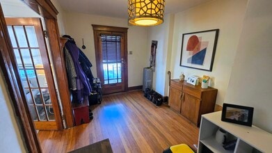 23 Priesing St, Unit 1 in Boston, MA - Foto de edificio - Building Photo