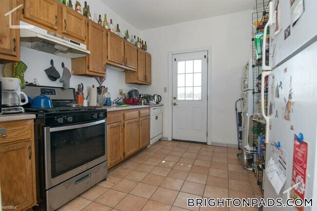 33 Egremont Rd, Unit 2 in Boston, MA - Building Photo - Building Photo