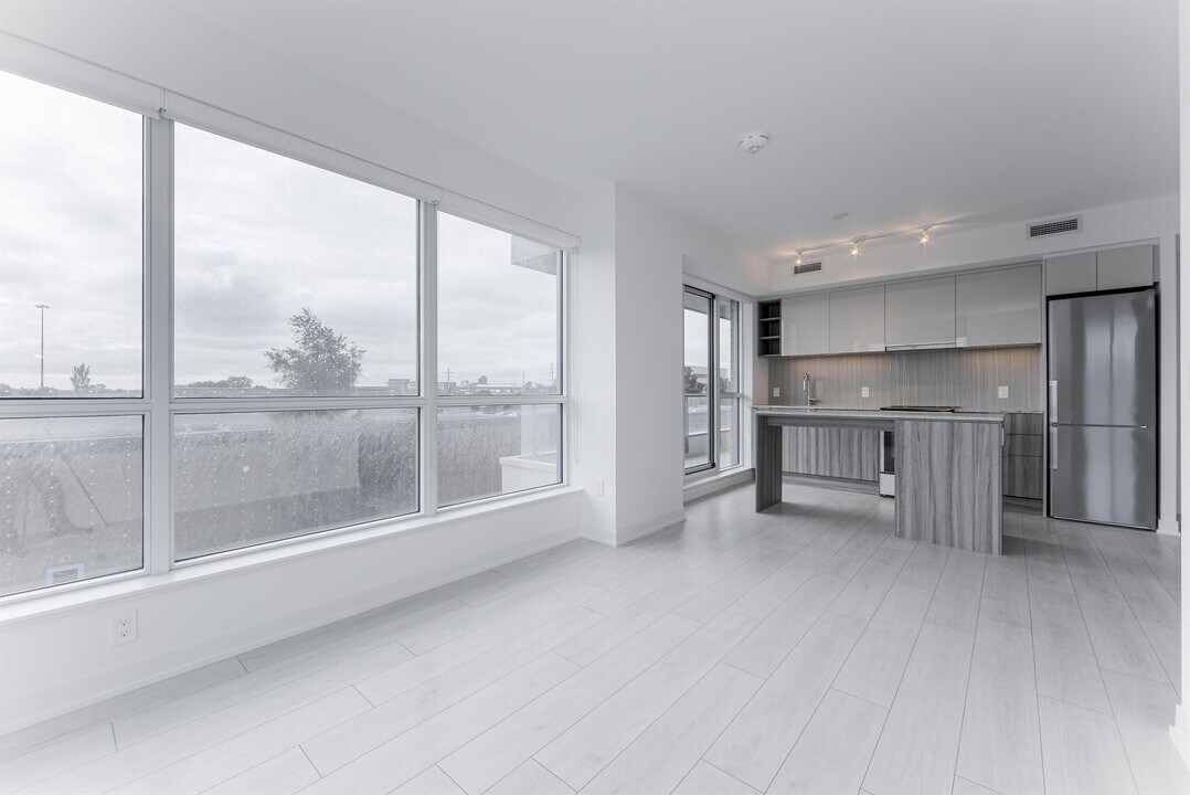 31-331 Tippett Rd in Toronto, ON - Building Photo