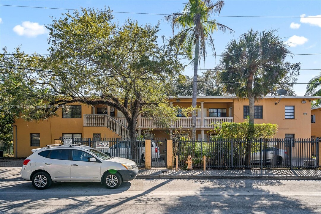 6116 SW 62nd Terrace in South Miami, FL - Building Photo