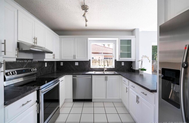 13230 NW 8th Terrace in Miami, FL - Foto de edificio - Building Photo