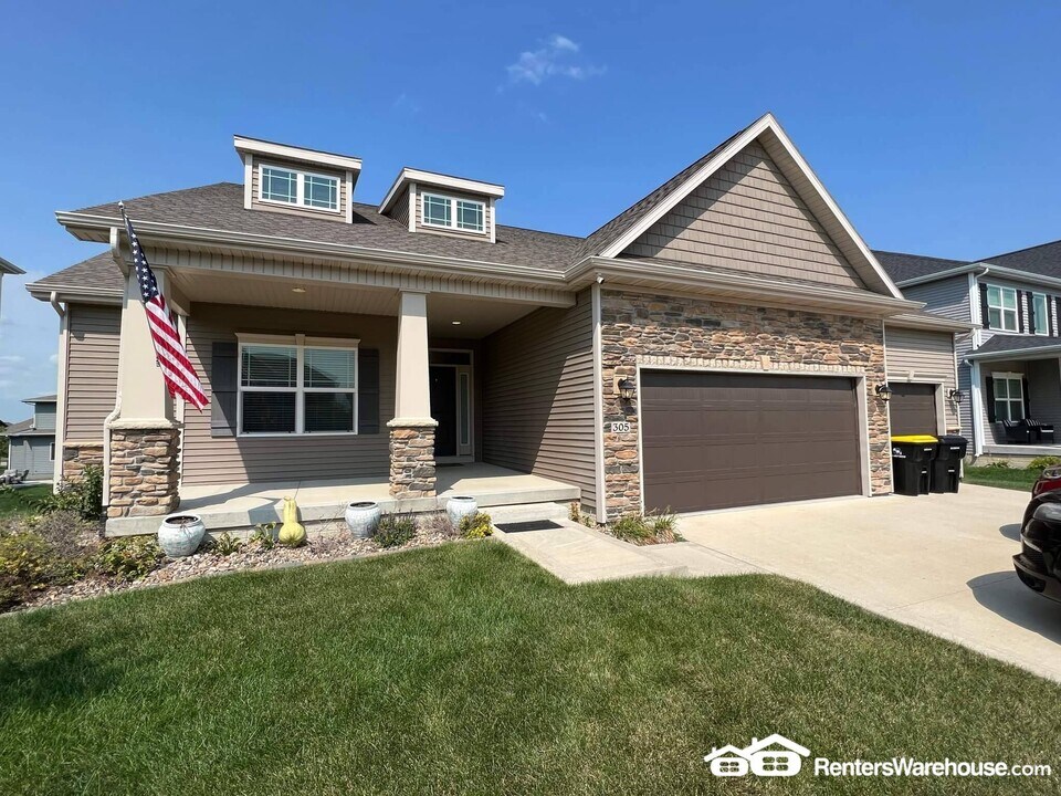 305 NE Prairie Wolf Dr in Waukee, IA - Foto de edificio