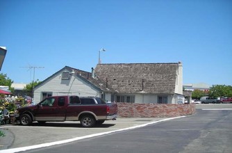 3875 Castro Valley Blvd in Castro Valley, CA - Foto de edificio - Building Photo