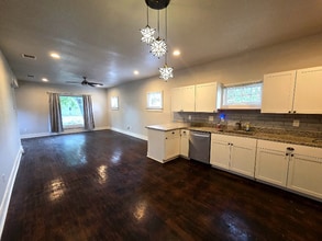 1211 W Agarita Ave in San Antonio, TX - Building Photo - Building Photo