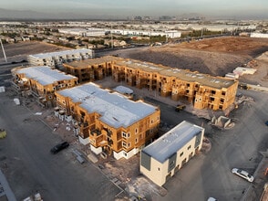 Nightfall in Las Vegas, NV - Foto de edificio - Building Photo