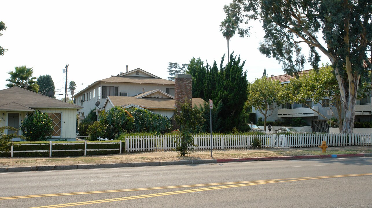 14956 Magnolia Blvd in Sherman Oaks, CA - Building Photo