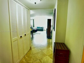 5401 Collins Ave, Unit 1512 in Miami, FL - Building Photo - Building Photo