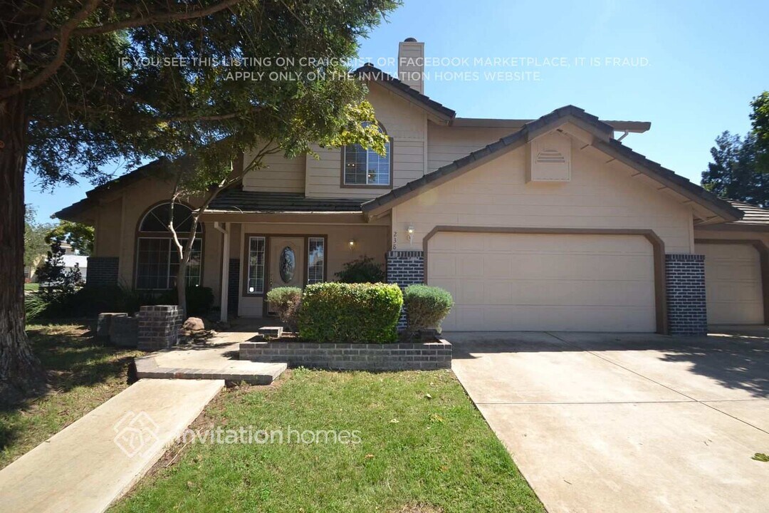 238 Wren Dr in Galt, CA - Foto de edificio