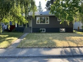 11 Creston Crescent NW in Calgary, AB - Building Photo
